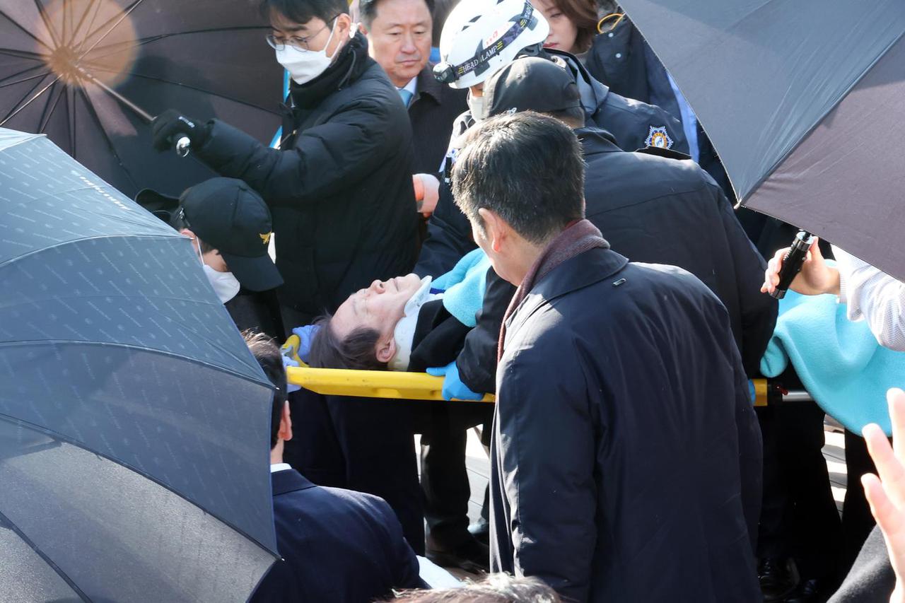 SOUTH KOREA-BUSAN-OPPOSITION PARTY-LEE JAE-MYUNG-ATTACKED
