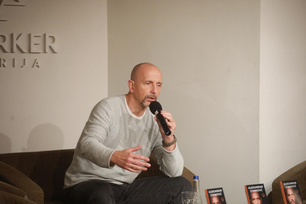 Beograd: Aleksandar Stanković  predstavio je svoju novu knjigu "F 32" u Knjižari Delfi SKC