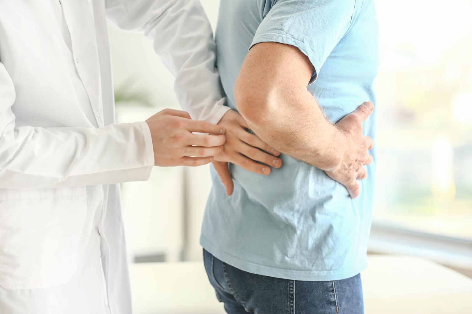 Koliko često zapravo razmišljate ili brinete o zdravlju bubrega? Vjerojatno rijetko, a tako povećavate rizik za razvoj bolesti bubrega u budućnosti. Dijabetes i hipertenzija također mogu povećati rizik za razvoj bubrežnih bolesti. Imajte na umu da su bubrezi nešto poput ratnika-zaštitnika u ljudskom tijelu. Imaju ključnu ulogu u uklanjanju otpada i viška tekućine iz tijela. No, neodgovarajući stil života, koji uključuje izbor nezdrave hrane, može ozbiljno naštetiti zdravlju i pravilnom funkcioniranju bubrega. Stoga odvojite nekoliko minuta da upamtite koju biste hranu odmah trebali prestati jesti ili barem smanjiti unos na minimum želite li da vaši bubrezi što duže ostanu zdravi i učinkoviti, piše Healthline.