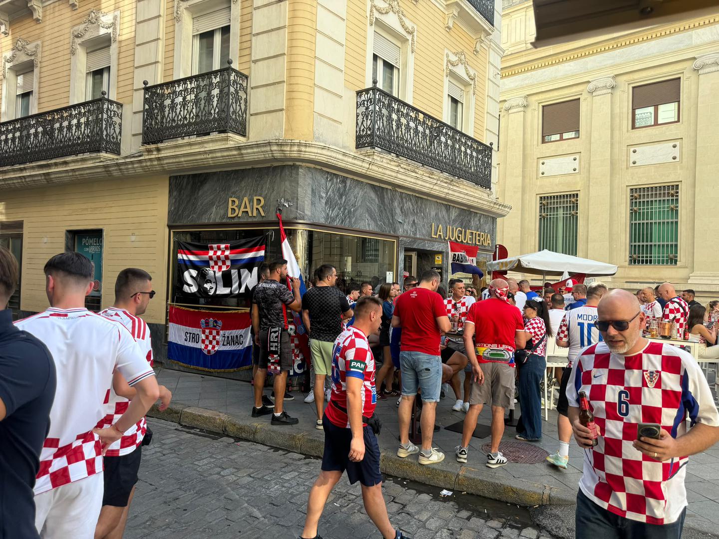 Večeras od 20:45 na rasporedu je drugi nastup hrvatske nogometne reprezentacije u novom ciklusu Lige nacija. Momčad Slavena Bilića gostuje u Sevilli kod aktualnog prvaka Europe i svijeta Španjolske.
