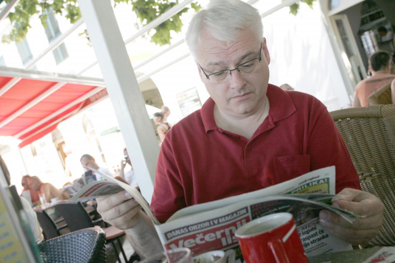 'Baska Voda.106.08.2011. Predsjednik Ivo Josipovic rado odabire Basku Vodu za svoj odmor. Jutarnja kava u mjesnom kaficu uz prelistavanje tiska. Photo: Ivo Cagalj/PIXSELL'
