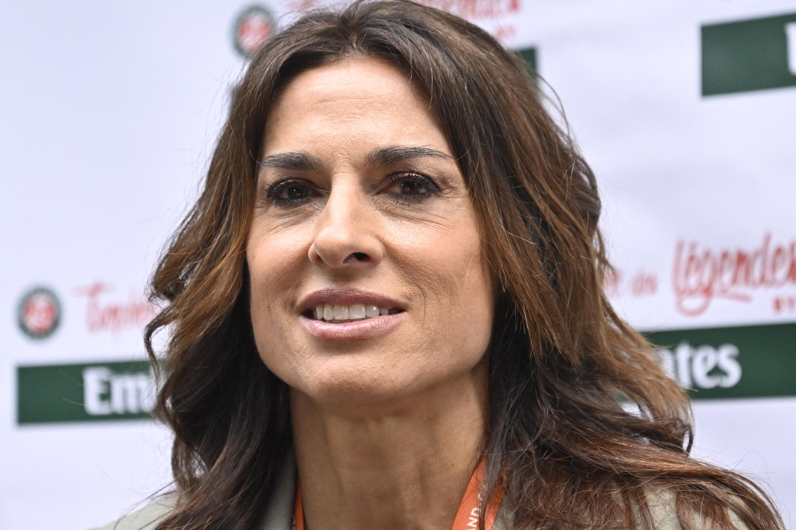 Već sa 15 godina Sabatini je ispisala povijest. Godine 1985. postala je najmlađa tenisačica koja je izborila polufinale Roland Garrosa. Ondje je zaustavila Chris Evert, no već iste godine stigao je još jedan veliki uspjeh, u Tokiju je osvojila svoj prvi WTA turnir. U rujnu 1985. godine prvi put se našla među deset najboljih tenisačica svijeta.