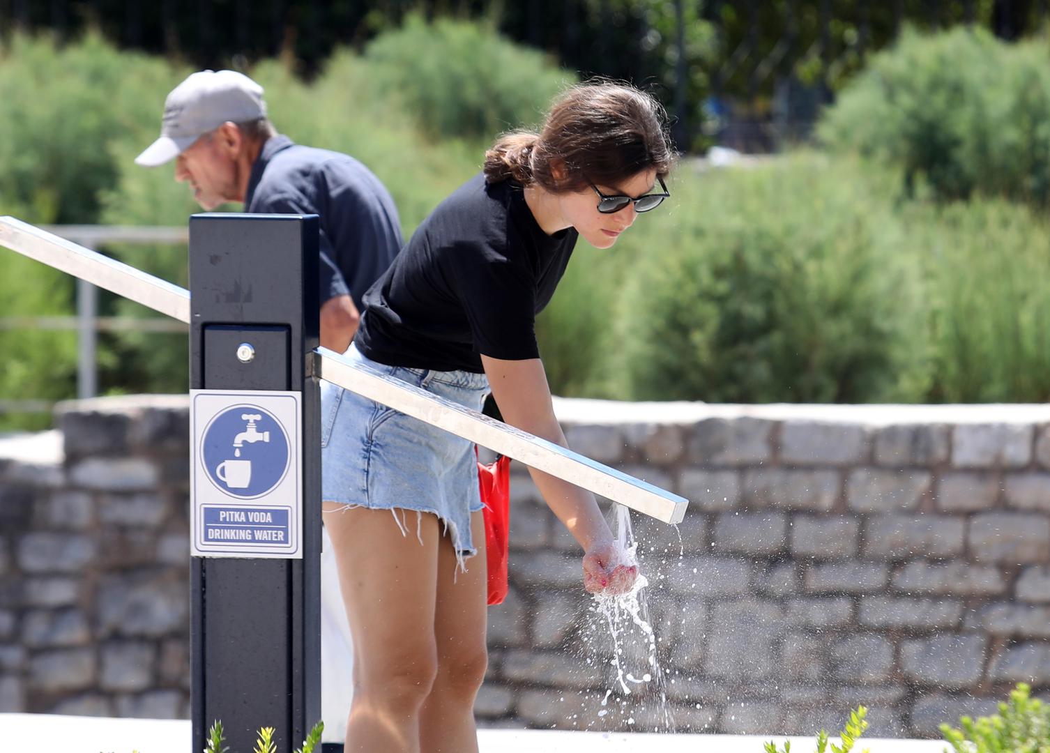 Ljudsko tijelo sastoji se od 60% vode, a pravilna hidracija pomaže u regulaciji tjelesne temperature, sprječavanju infekcija, eliminaciji otpada i jačanju apsorpcije hranjivih tvari. Što se tiče mentalnog zdravlja, voda je ključna za optimiziranje sna, spoznaje i raspoloženja, a studije sugeriraju da vas odgovarajuća hidratacija čini boljom osobom.