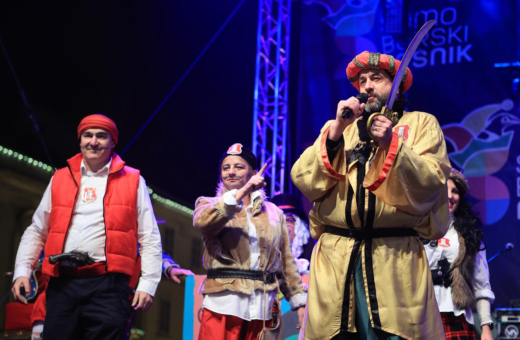 Koncerti na Trgu počinju subotu u 20 sati, nedjeljom u 17 sati, a u šatoru subotom u 22:30, nedjeljom u 20 sati.