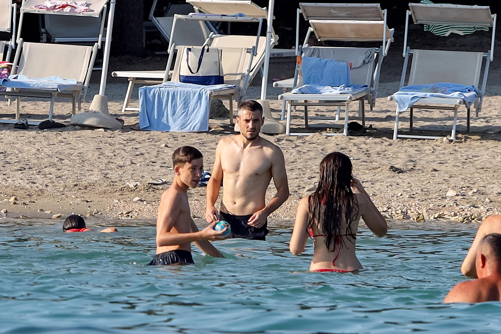 18.07.2024., Petrčane - Arijan Ademi odmara na plazi u Punta Skali. PRI KORISTENJU FOTOGRAFIJE ZASTITITI IDENTITET DJECE! (PREKRITI OCI) Photo: Sime Zelic/PIXSELL