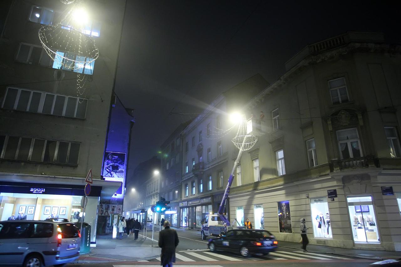 postavljanje božićnih lampica