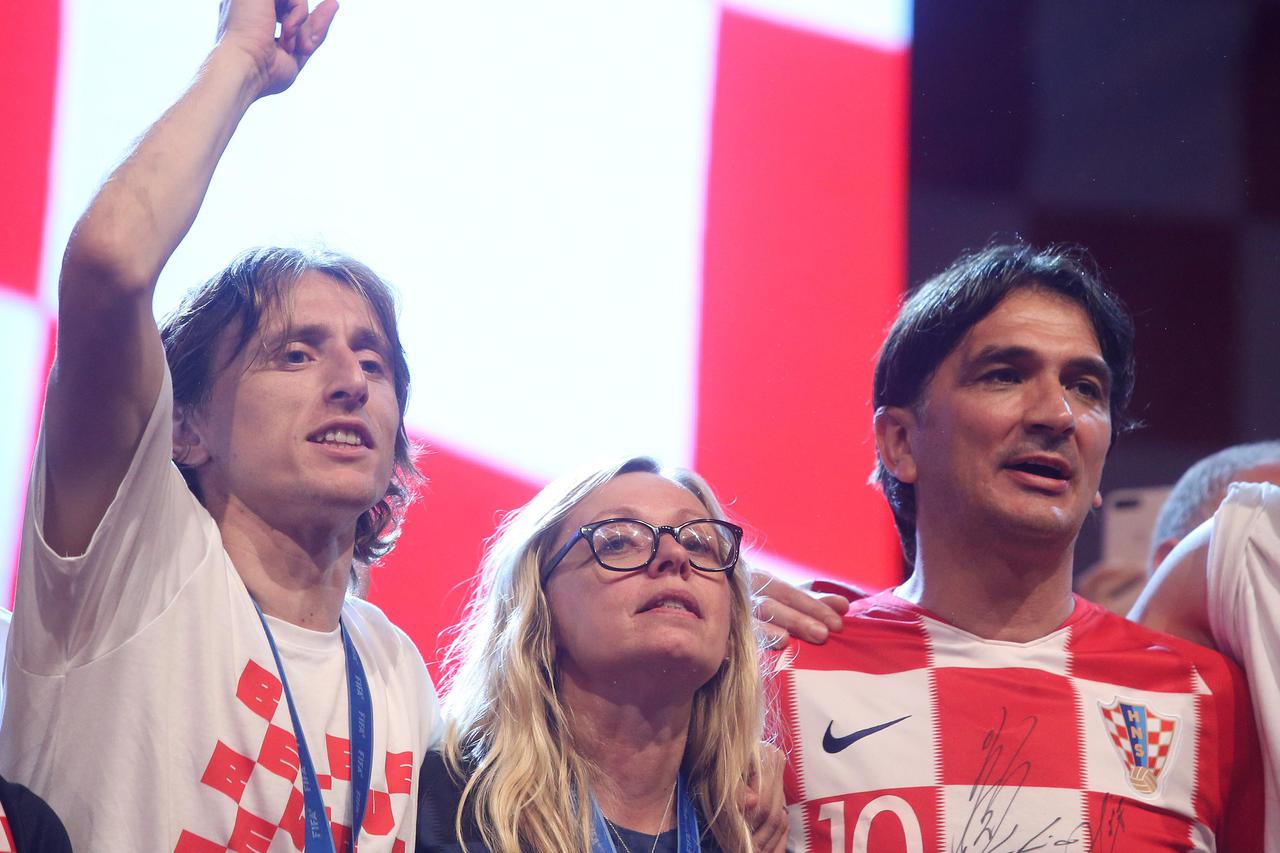 Zagreb: Nakon pet sati vožnje kroz grad Vatreni konačno stigli na Trg bana Josipa Jelačiča