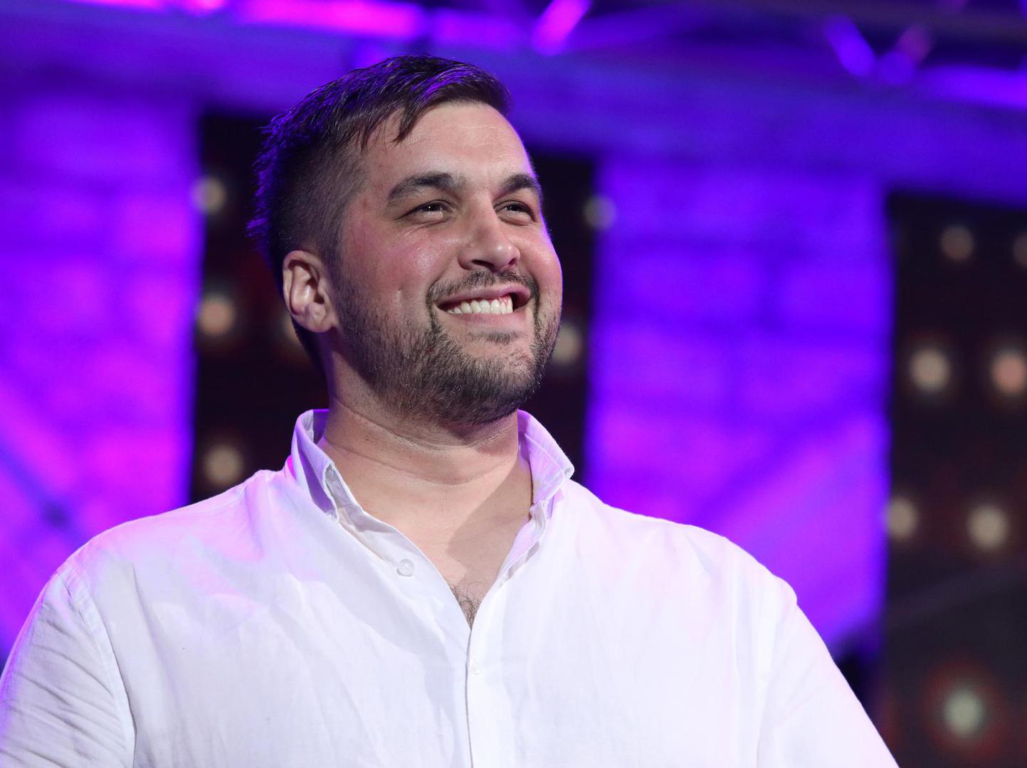 Duje Stanišić je bio finalist showa 'Hrvatska traži zvijezdu', a nakon toga posvetio se opernom pjevanju u Beču. 