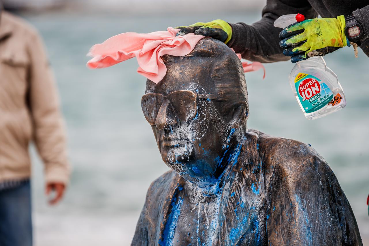 Split: Vandali bojom zalili spomenik Miljenku Smoji