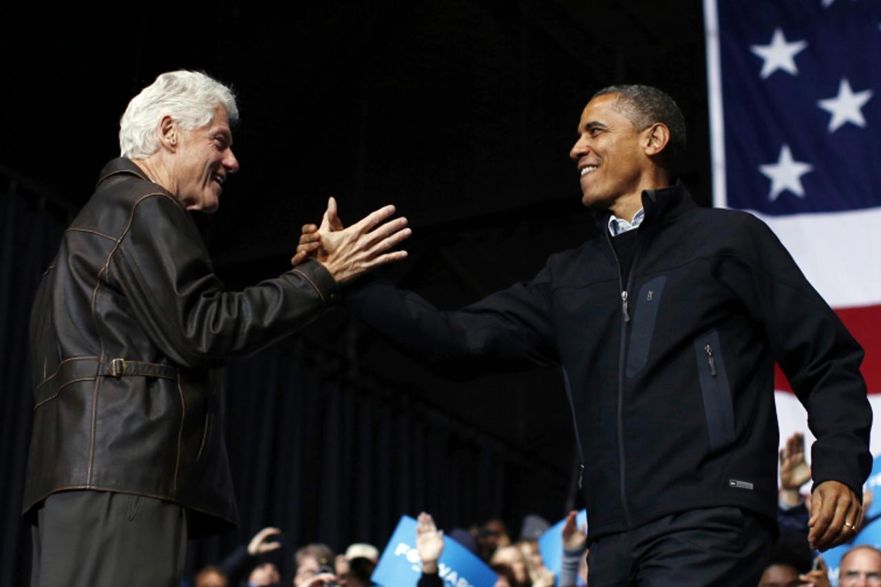 'Former U.S. President Bill Clinton (L) introduces U.S. President Barack Obama during a campaign rally in Bristow, Virginia, November 3, 2012  REUTERS/Jason Reed (UNITED STATES - Tags: POLITICS ELECTI