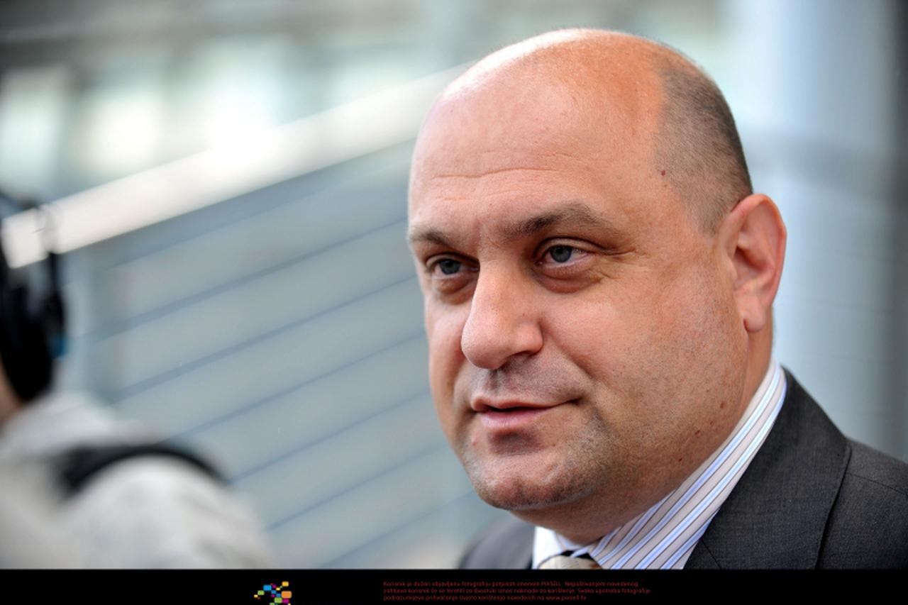 \'07.05.2010., I. postaja prometne policije PUZ-a, Zagreb -Tomislav Grahovac, odvjetnik Ivana Mravaka, bivseg predsjednika Uprave HEP-a uhicenog pod teretom Uskoka da je ilegalno preprodavao struju i 