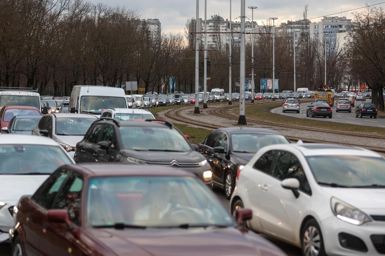Zagreb: Velike gužve na prilazu Jadranskom mostu zbog gradnje privremene prometnice