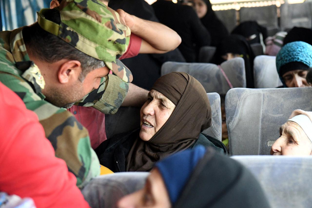 Sirijski vojnici na području koje kontrolira režim dočekali su civile iz Idliba kojima su džihadisti dozvolili izlaz