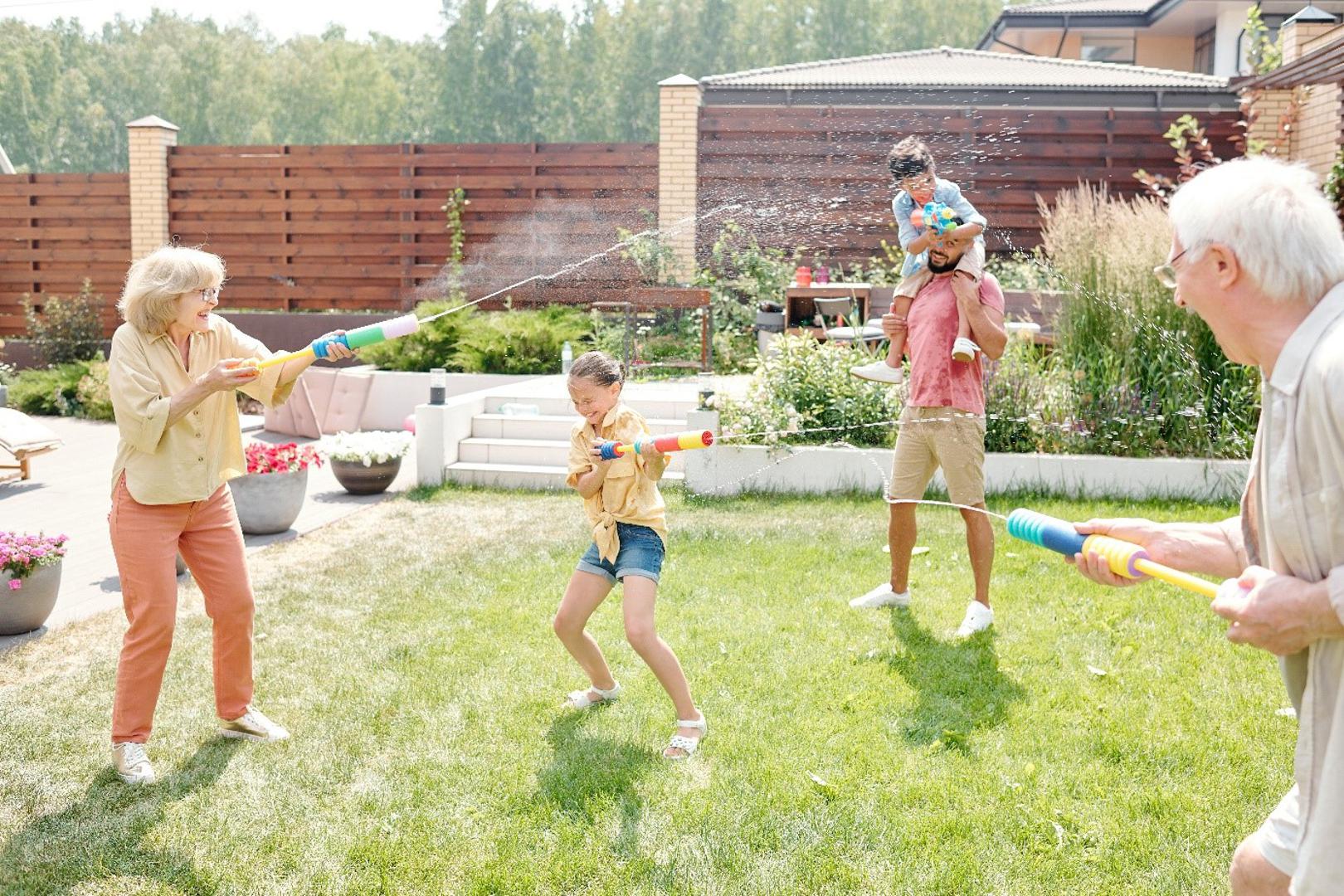 Organizirajte borbu vodenim pištoljima i vrući ljetni dan pretvorite u osvježavajuću zabavu