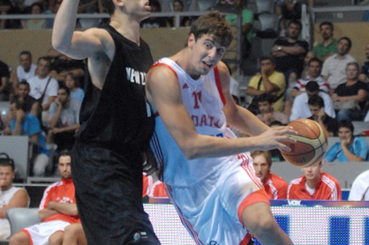 'ZADAR, 20.08.2010. Kosarkaska reprezentacija HR odigrala je sinoc utakmicu 1. kola Svjetskog kupa protiv Novog Zelanda / Tomic u napadu Photo: Dino Stanin/PIXSELL'