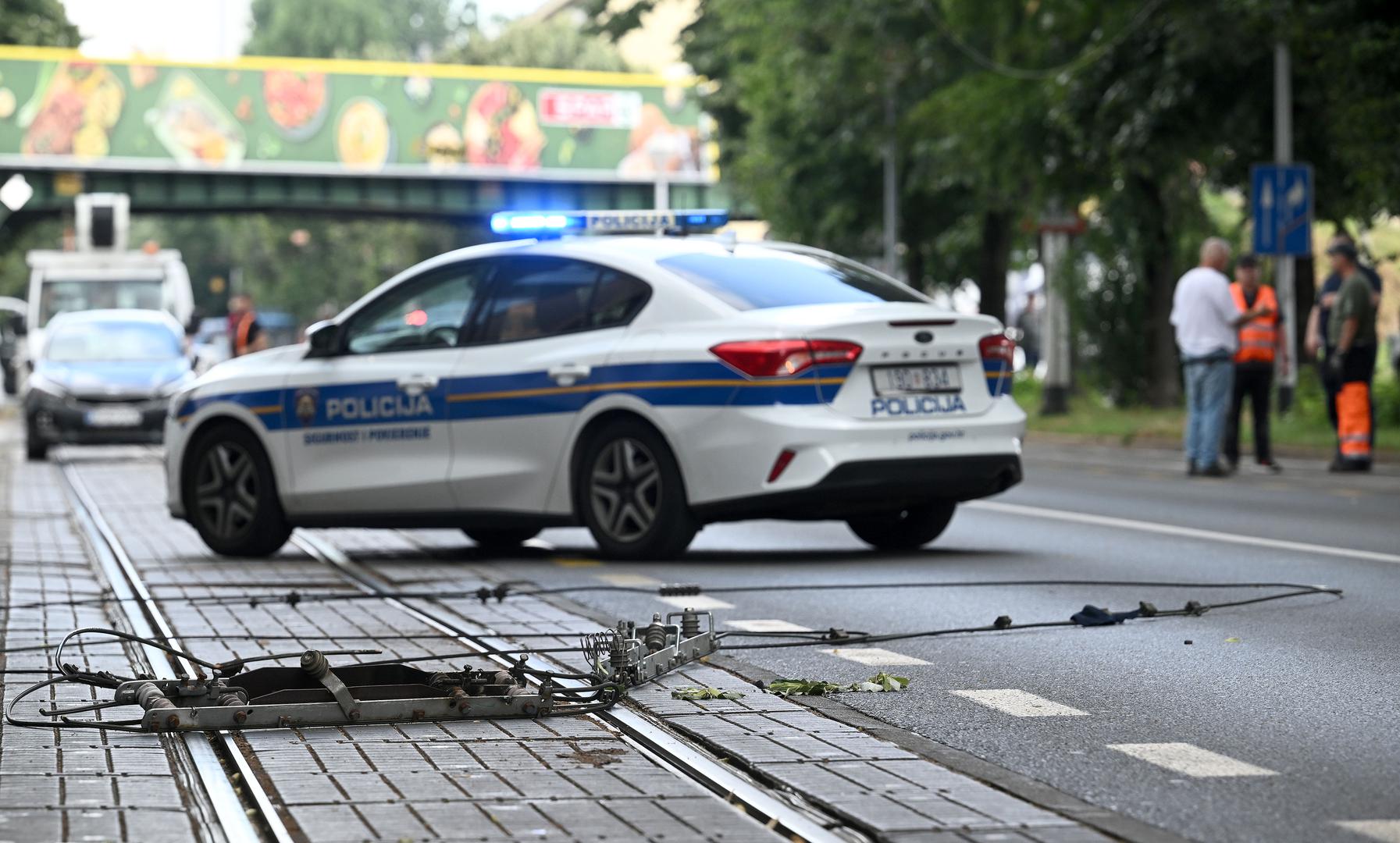 Kaos u Savskoj ulici nastao je u utorak nakon što je kamion pokidao tramvajsku mrežu, zbog čega je obustavljen tramvajski promet u Savskoj cesti i dijelu Vukovarske ulice. 
