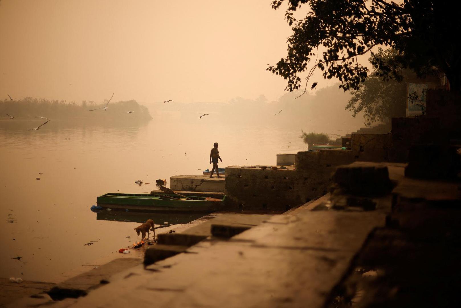 A Hindu man walks amidst heavy smog after praying on the bank of the river Yamuna, in the old quarters of Delhi, India, November 4, 2022. On November 4 at 09:00 IST, Sector 125 in Noida, the closest monitoring station, registered a PM 2.5 reading of 356.        REUTERS/Adnan Abidi         SEARCH "ABIDI POLLUTION INDIA" FOR THIS STORY. SEARCH "WIDER IMAGE" FOR ALL STORIES. Photo: ADNAN ABIDI/REUTERS