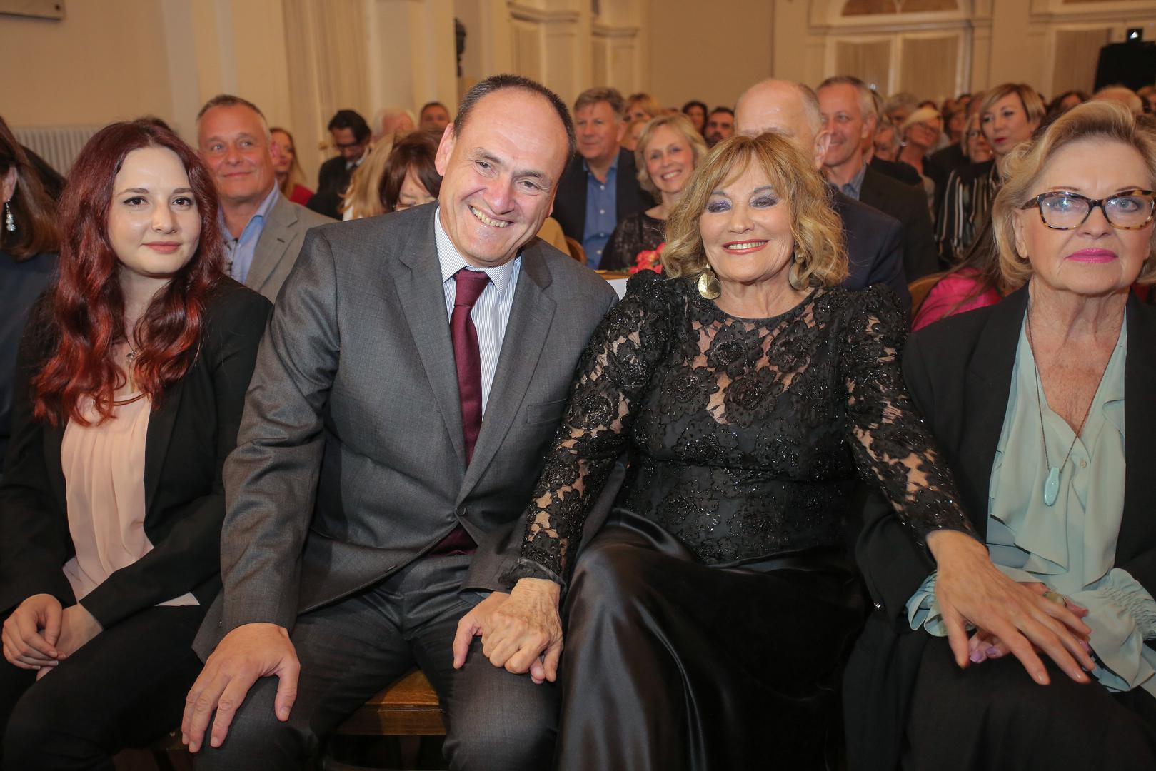 Unatoč tome što su njihovi zajednički dani odavno iza njih, Tereza i Miro uspjeli su sačuvati prijateljski odnos. Miro je godinama o bivšoj supruzi govorio s poštovanjem, a pružio joj je podršku i na javnim događanjima. Ipak, nedavno je priznao da se danas viđaju i čuju rjeđe nego prije, ali da su i dalje u kontaktu. (Sa sinom na fotografiji)