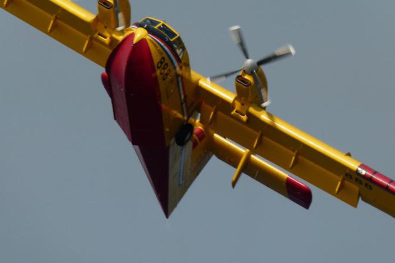 Kanaderi gase požar na Braču (1)