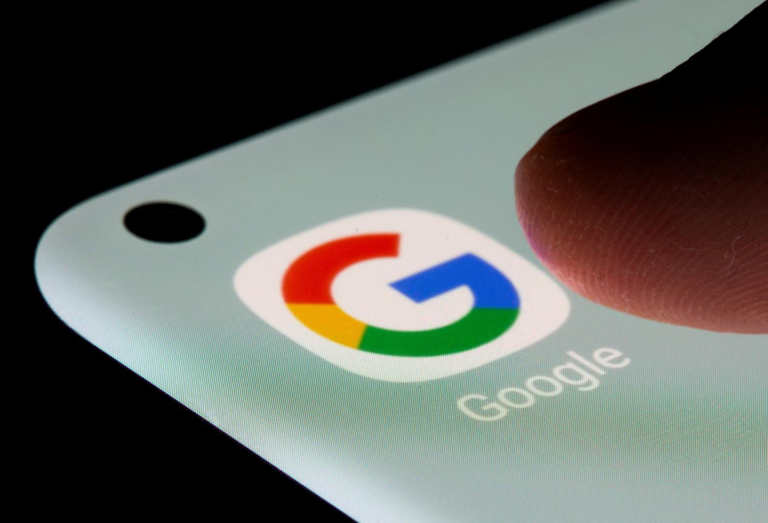 Za one koji žele maksimalnu razinu privatnosti, postoji još nekoliko mjera koje mogu poduzeti. Prvi korak je potpuno isključivanje "Hey Google" detekcije u postavkama vašeg telefona, što će spriječiti uređaj da neprestano osluškuje ključnu frazu. To se obično nalazi u postavkama Google Asistenta pod opcijom "Voice Match". Kao najradikalniji korak, možete u potpunosti oduzeti dozvolu za pristup mikrofonu aplikaciji Google. To ćete učiniti tako da u postavkama telefona odete na "Aplikacije", pronađete Google, odaberete "Dozvole" i za mikrofon postavite opciju "Ne dopuštaj". Iako ovo može ograničiti funkcionalnost nekih glasovnih naredbi, pruža vam mir znajući da vas nitko ne može prisluškivati.