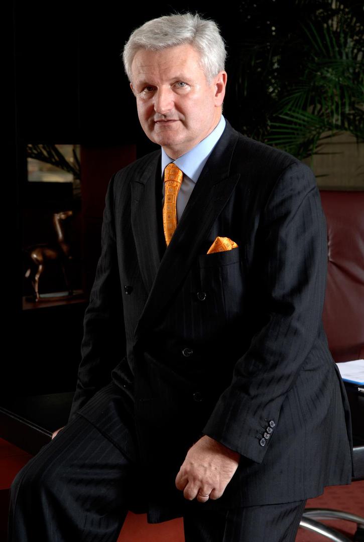 Početkom 2017. godine kula od karata se srušila. Agrokor se našao pred bankrotom, a Vlada je donijela poseban zakon, "Lex Agrokor", kako bi spriječila kolaps gospodarstva. Todorić je izgubio kontrolu nad kompanijom koju je gradio cijeli život. Ubrzo nakon aktivacije "Lex Agrokora", Todorić je pobjegao u London. Uslijedila je međunarodna tjeralica, izručenje Hrvatskoj u studenom 2018. i niz sudskih procesa koji traju i danas, uz nedavno najavljeni ulazak u političku arenu.