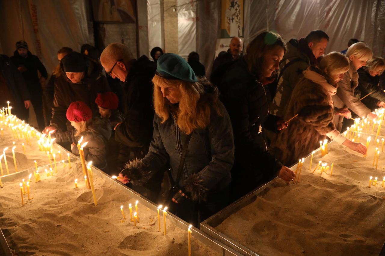 Građani pale svijeće za Olivera Ivanovića