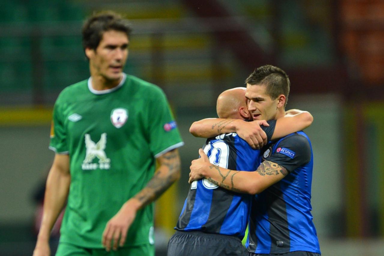 'Inter Milan\'s Croatian forward Marko Livaja (R) celebrates with Argentinian midfielder Esteban Matias Cambiasso after scoring a goal during an UEFA Europa League football match between Inter Mialn a