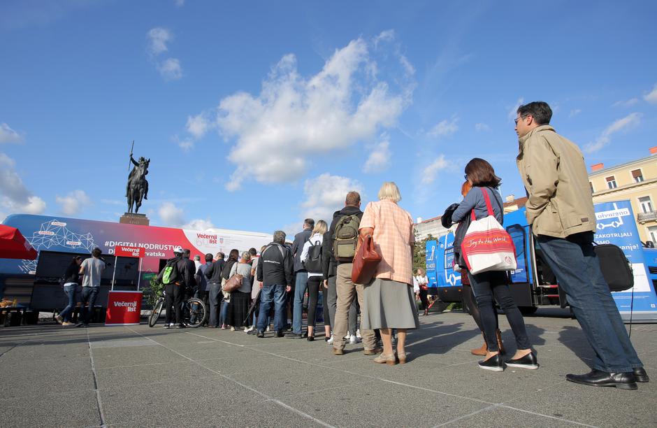 Brojni građani posjetili Večernjakov digitalni autobus