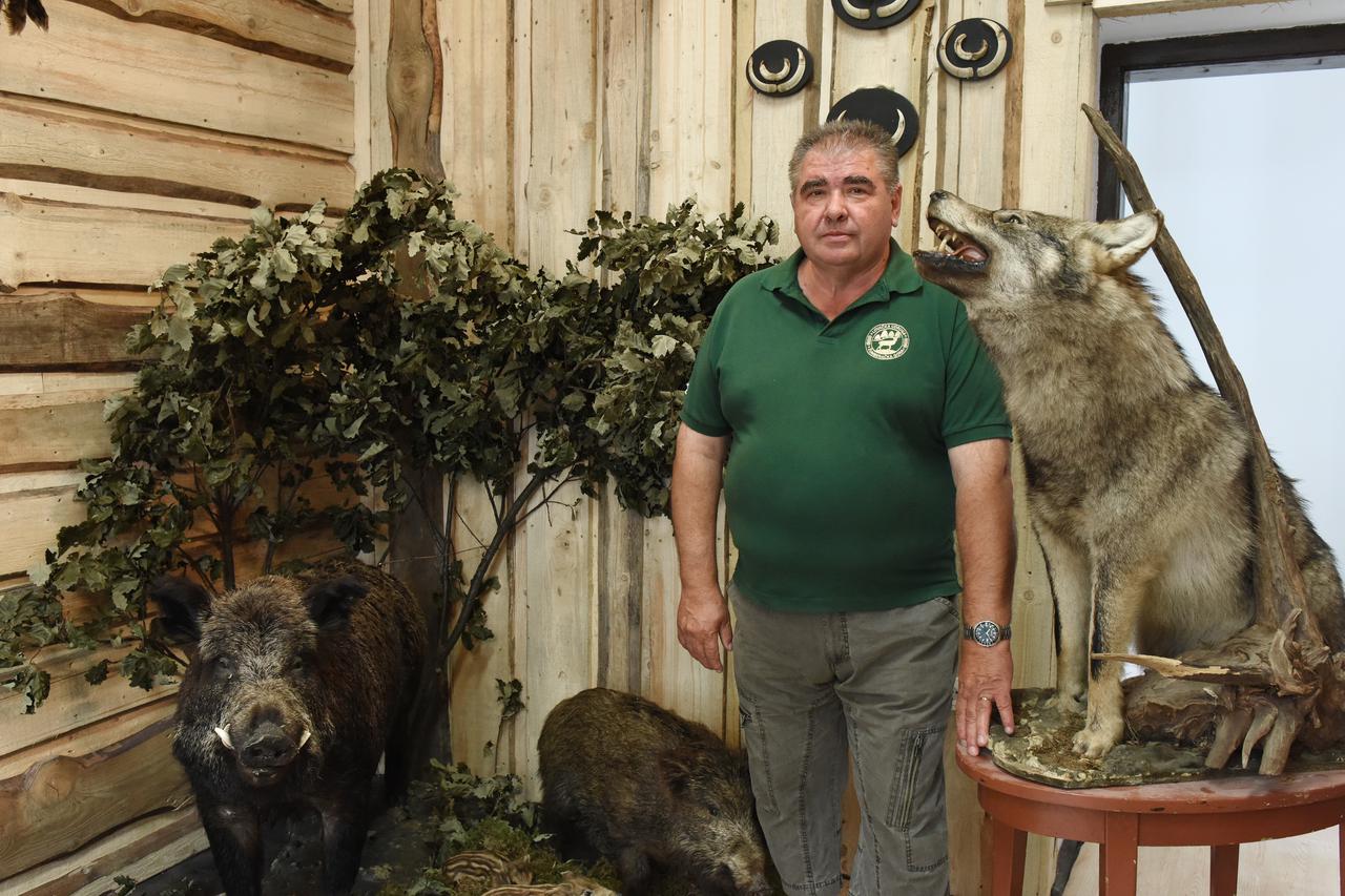 03.09.2015., Stojdraga - U Stojdragi na Zumberku u staroj skoli uredjen je Lovacki muzej. Jedan od inicijatora bio je predsjednik Lovacke udruge Zumberacka gora Milinko Perkovic. Photo: Davor Visnjic/PIXSELL