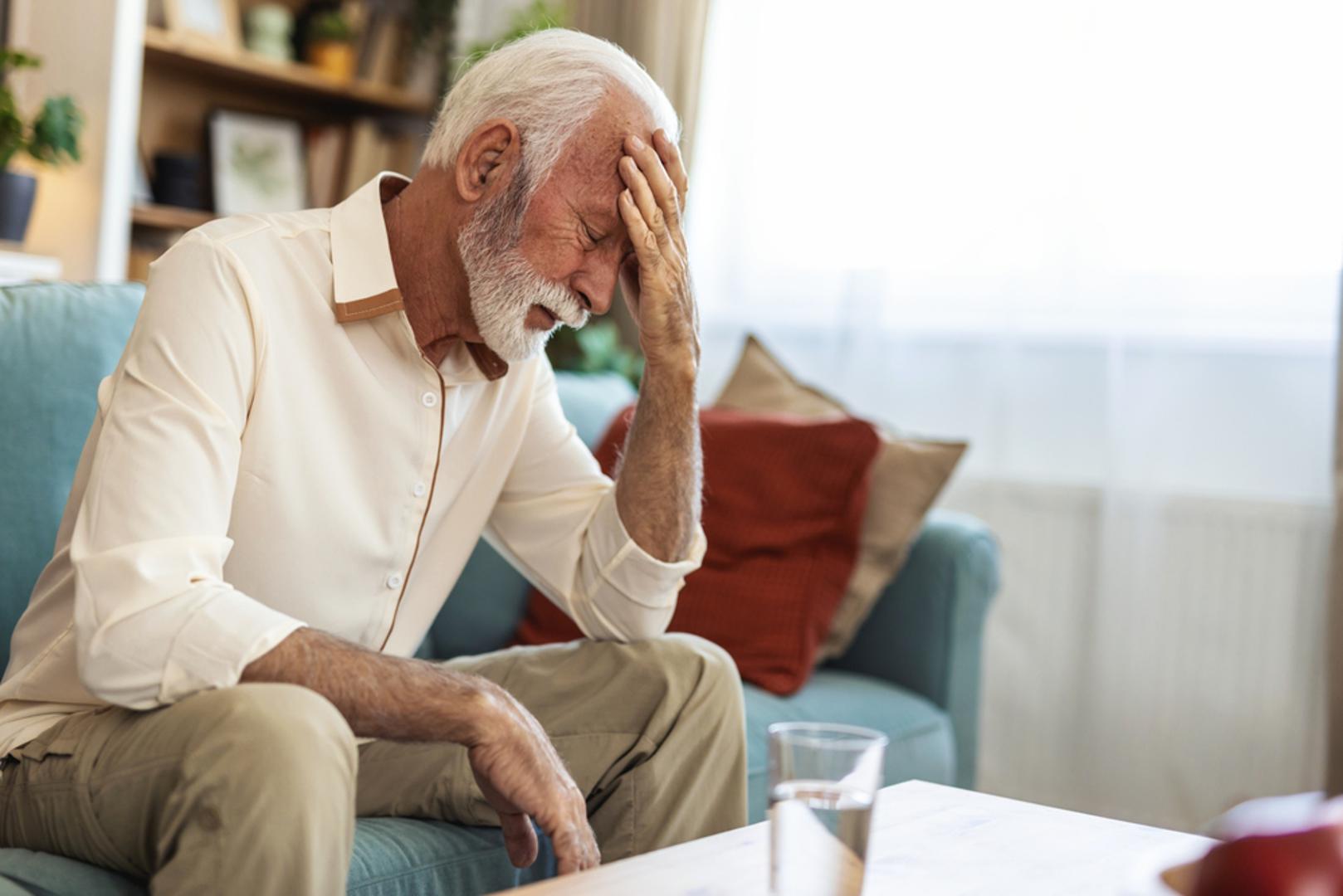 Mentalna magla: Umor i tromost imaju mnogo mogućih uzroka, ali liječnica Poston ističe da vrlo visoke razine magnezija mogu poremetiti normalno funkcioniranje živaca i mišića. Prema njezinim riječima, to može utjecati na oslobađanje i 'preuzimanje' kemijskih tvari koje služe kao glasnici u mozgu i tijelu pa se može javiti izražen umor i zbunjenost.