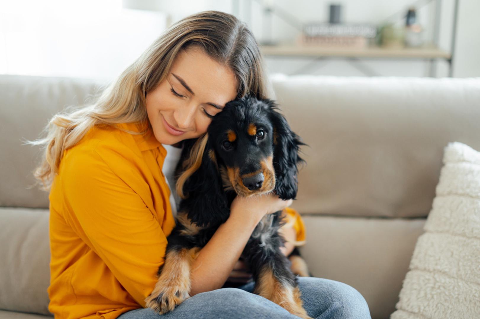 Takvi psi lakše 'čitaju' emocije vlasnika i spontano nude ono što nam najviše treba, a to je prisutnost. Naravno, svaki pas je individua, ali ove pasmine često se spominju kao društvo koje umiruje. Stoga, ako vodite užurban život i često se osjećate napeto i frustrirano, možda biste trebali nabaviti jednog od ovih četveronožnih terapeuta.