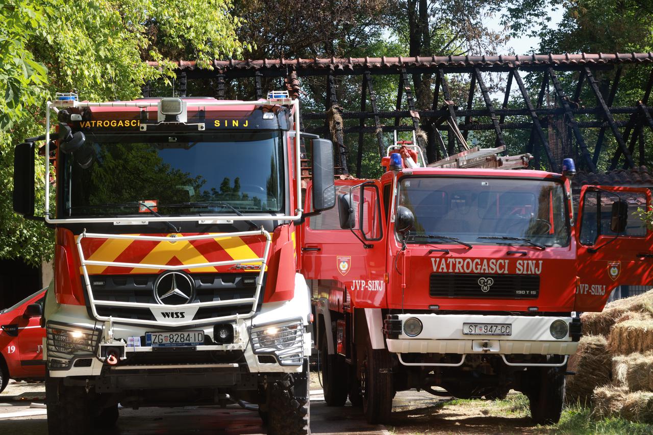 Sinj: Požar progutao štalu na Hipodromu, spašeno 20 konja