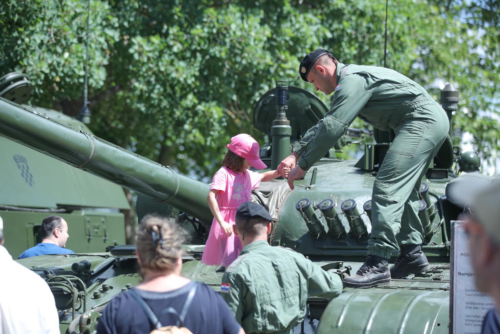 Povodom obilježavanja Dana državnosti, Dana Hrvatske vojske, Dana Hrvatske kopnene vojske i 31. obljetnice ustrojavanja Hrvatske vojske, na Rekreacijsko-sportskom centru Jarun do 18 sati se može pogledati tradicionalna izložba Hrvatske vojske.