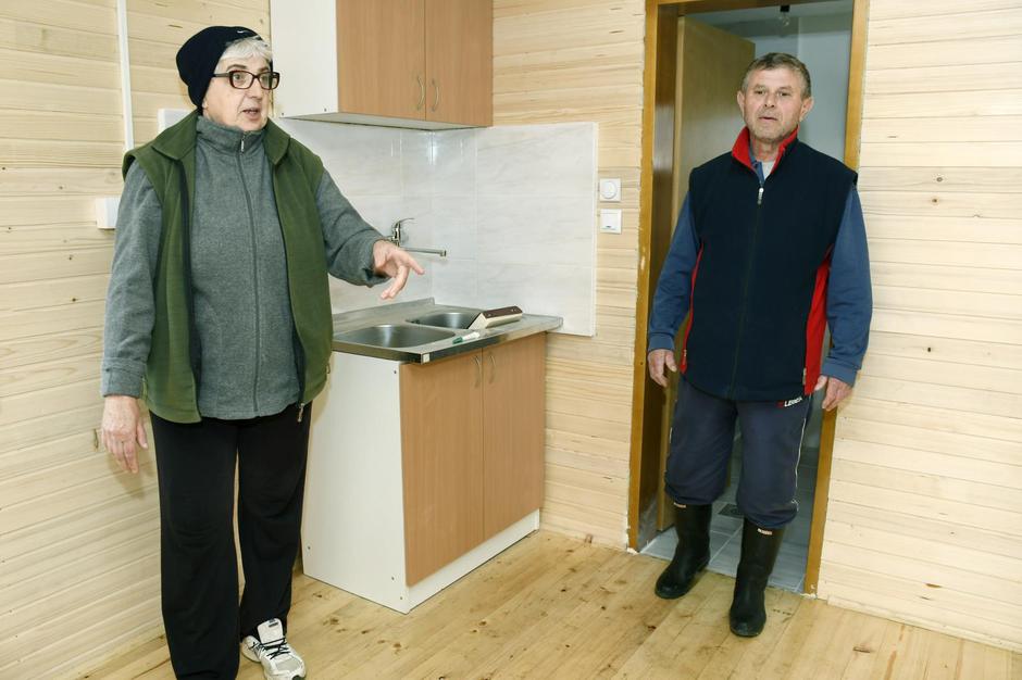 Obitelj Vujnović dobila drvenu kuću koju su izradili volonteri iz Austrije