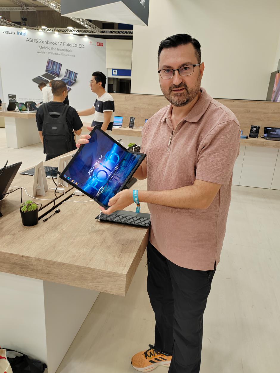 ASUS Zenbook 17 Fold OLED