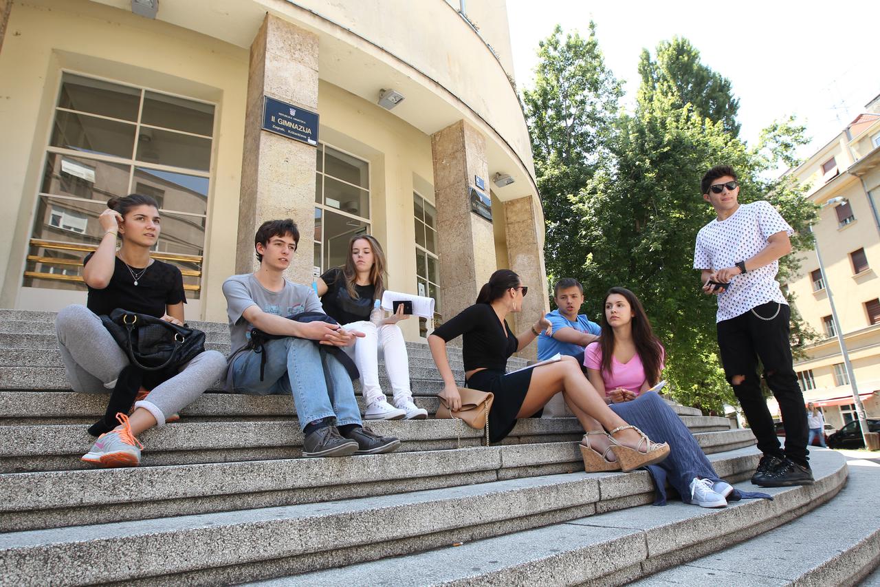 18.06.2015. Zagreb-Ucenici ispred 2. i 7. gimnazije nakon ispita iz Drzavne mature. Photo: Boris Scitar/Vecernji list