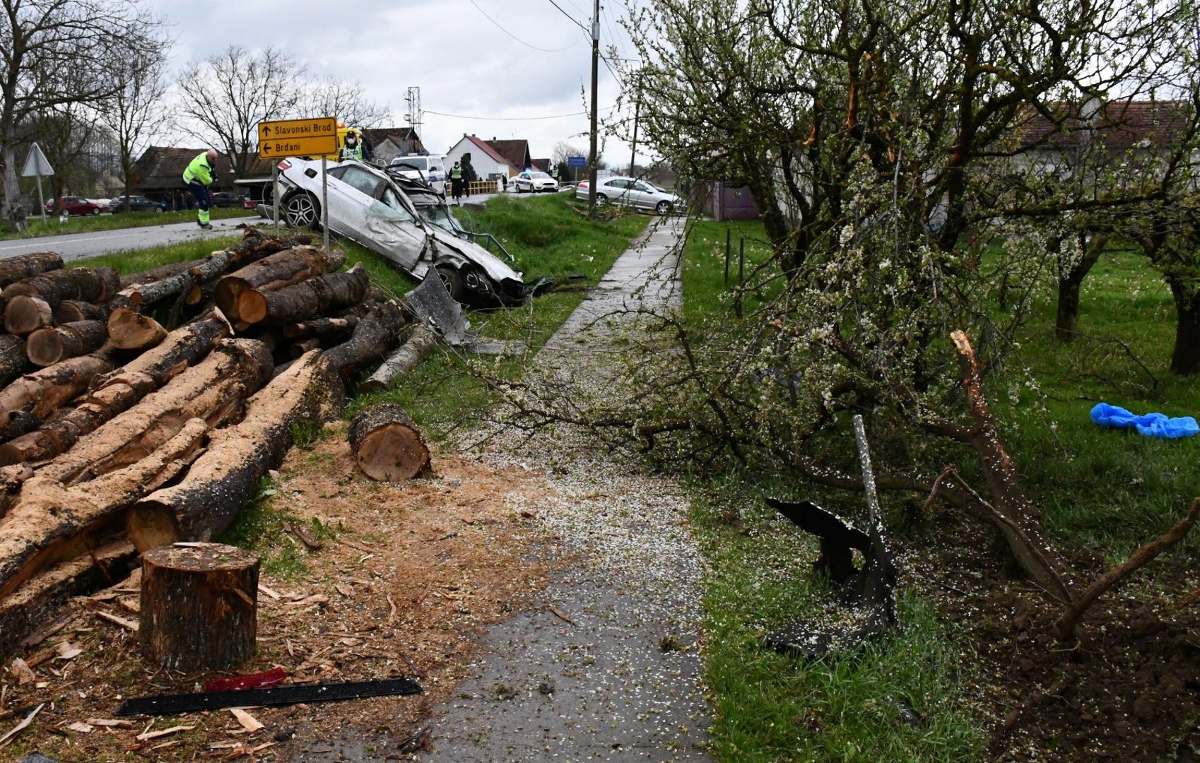 18.04.2021., Zapolje - U Zapolju kod Nove Gradiske vozac (31) mercedesa zbog neprilagodjene brzine izgubio je nadzor nad vozilom i pri velikoj brzini sletio s ceste u odvodni kanal, udario u betonski kolni ulaz, potom pokosio drvenu banderu i  ogradu obiteljske kuce. Poginuo je na licu mjesta. Photo: Ivica Galovic/PIXSELL