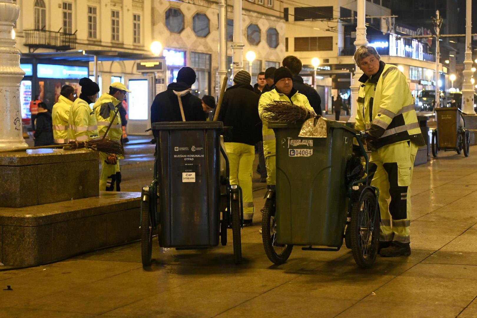 Međutim, iza navijača ostalo je puno smeća koje je čistila zagrebačka Čistoća. 