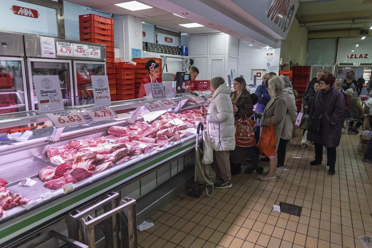 Osijek: Blagdanska ponuda na osječkoj tržnici