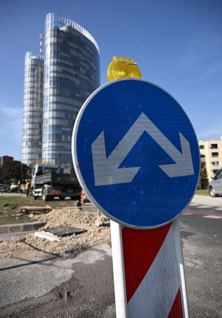 Dodatnu važnost ovom projektu daje činjenica da tim dijelom Zagrebačke avenije prometuje šest gradskih autobusnih linija te će ovim zahvatom odvijanje javnog gradskog prijevoza postati učinkovitije, kažu s Radićeva trga. Ovim prometnim rješenjem povećat će se protočnost prometa, bolje iskoristiti postojeća prometna infrastruktura te unaprijediti prometna povezanost, uz očuvanje prostora za sve sudionike u prometu. 