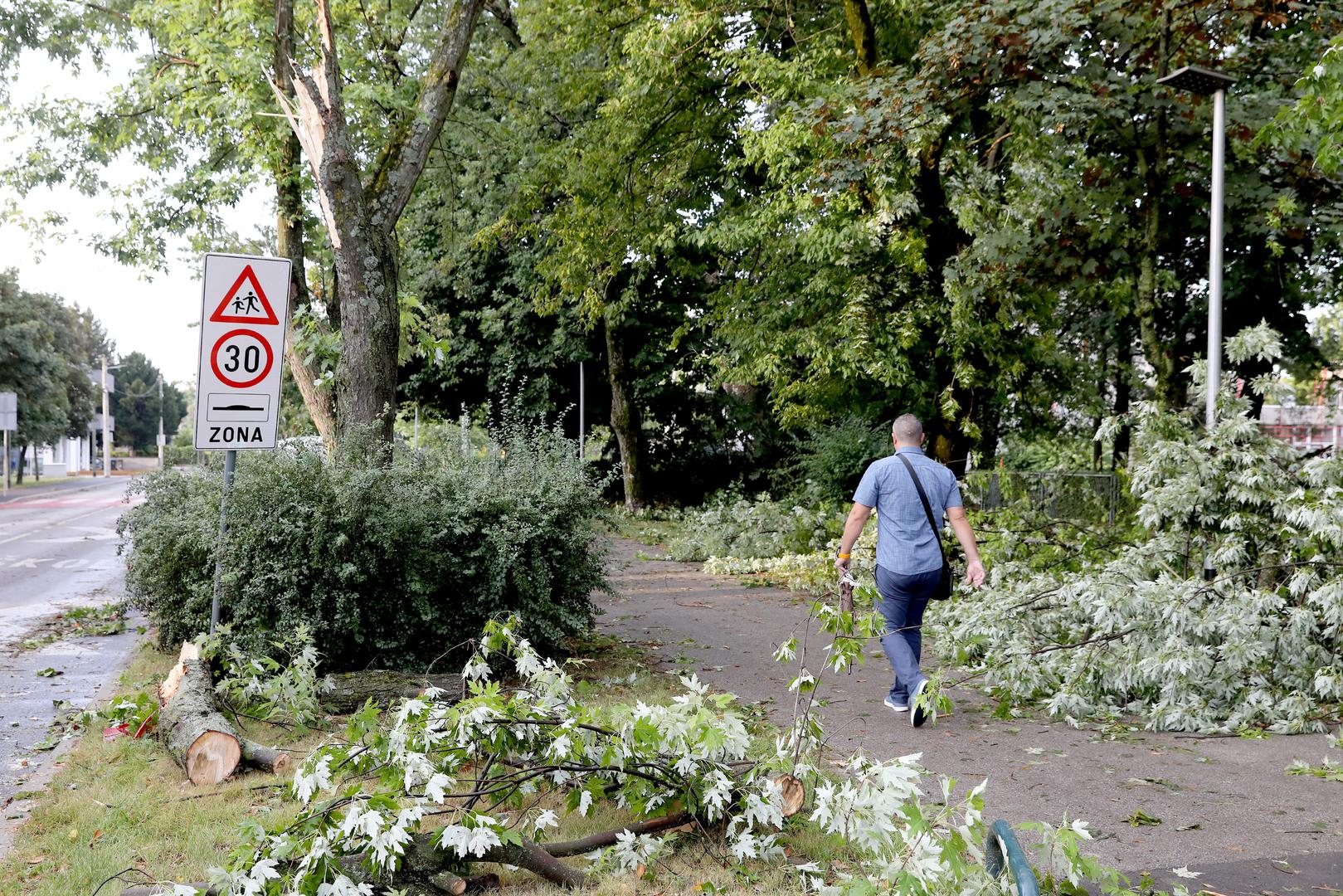 20.07.2023., Zagreb - Posljedice oluje koja je jucer poharala Zagreb i veliki dio Hrvatske i danas se vide na ulicam grada. Sve sluzbe nastavljaju raditi na rasciscavanju. Photo: Patrik Macek/PIXSELL