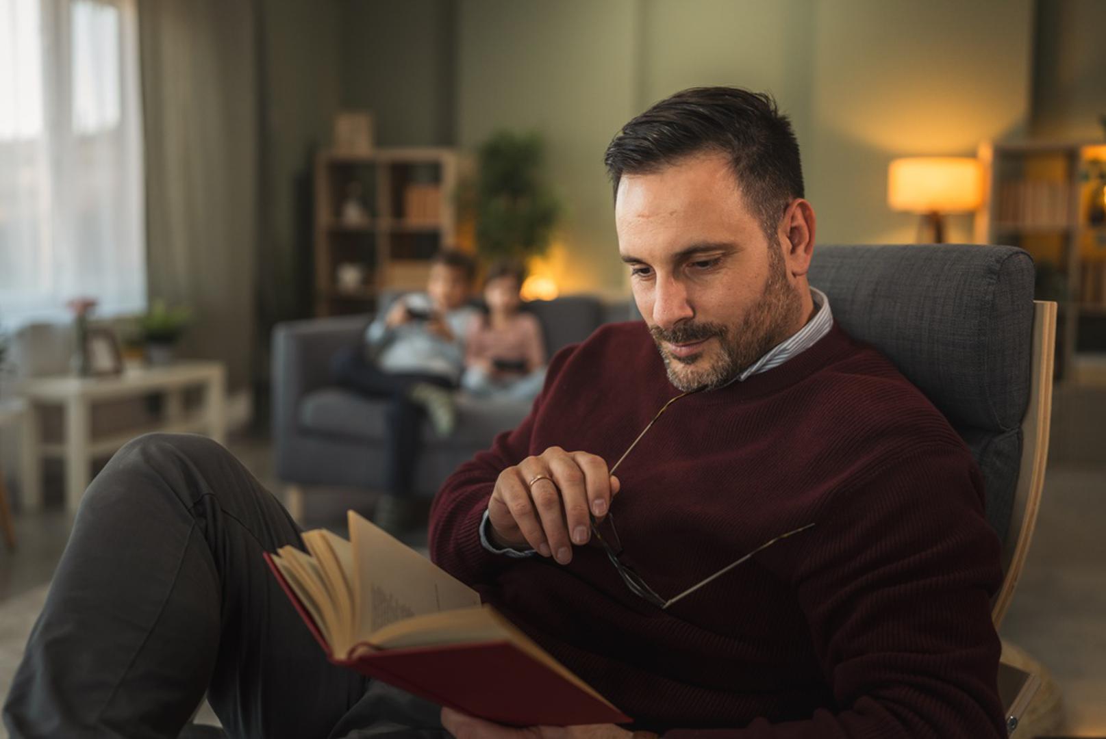 Slijedite ono što vas istinski zanima: Strast prema nekoj temi snažno utječe na pamćenje, kreativnost i želju da o nečemu razmišljamo dublje. Kada nas nešto doista zanima, prirodno mu se vraćamo, proučavamo ga i povezujemo s novim idejama. Upravo ta emocionalna uključenost često vodi do najboljih uvida i najoriginalnijih rješenja.