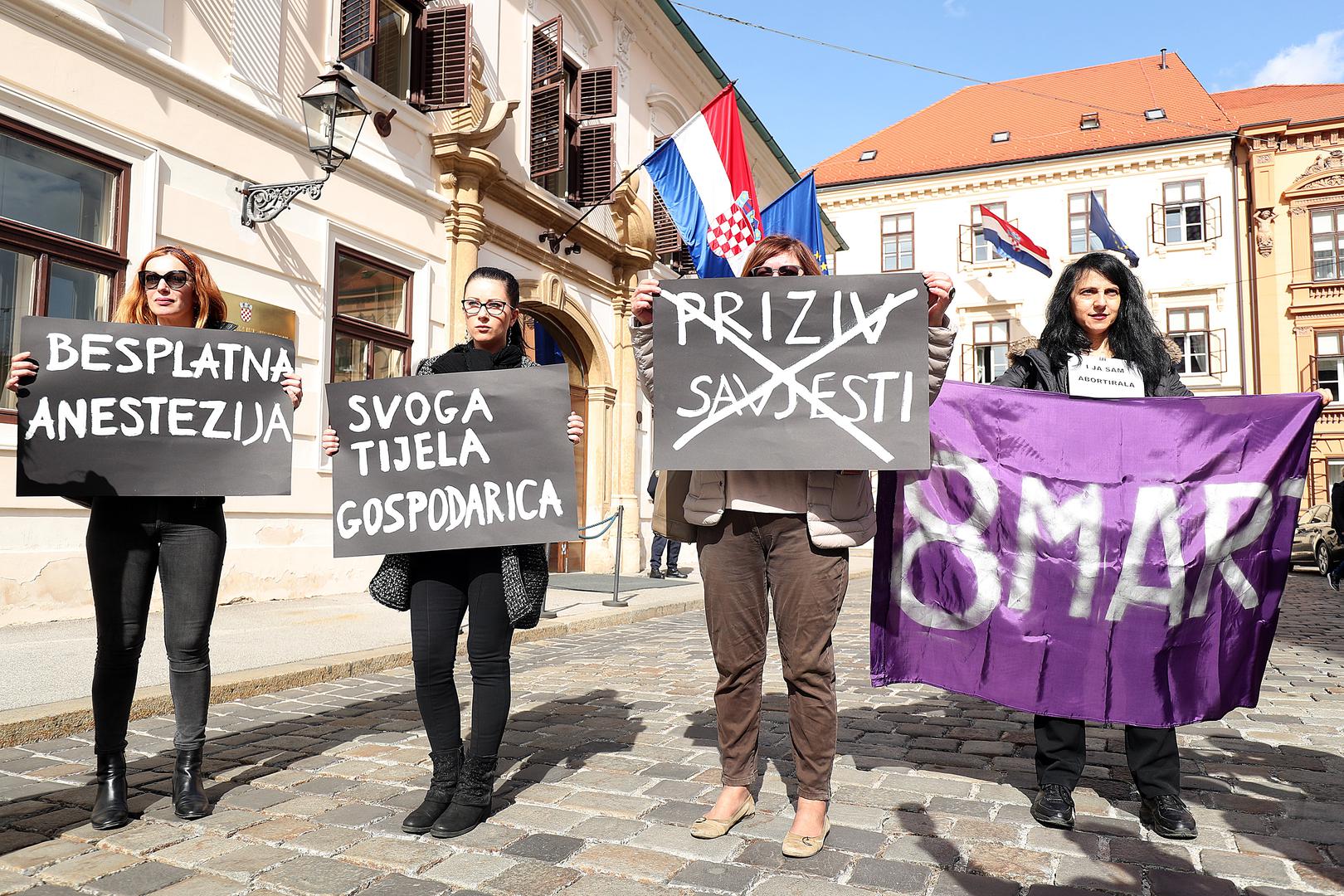 Ženska mreža prosvjedovala je 8. ožujka ispred Vlade tražeći siguran i besplatan pobačaj u svim bolnicama