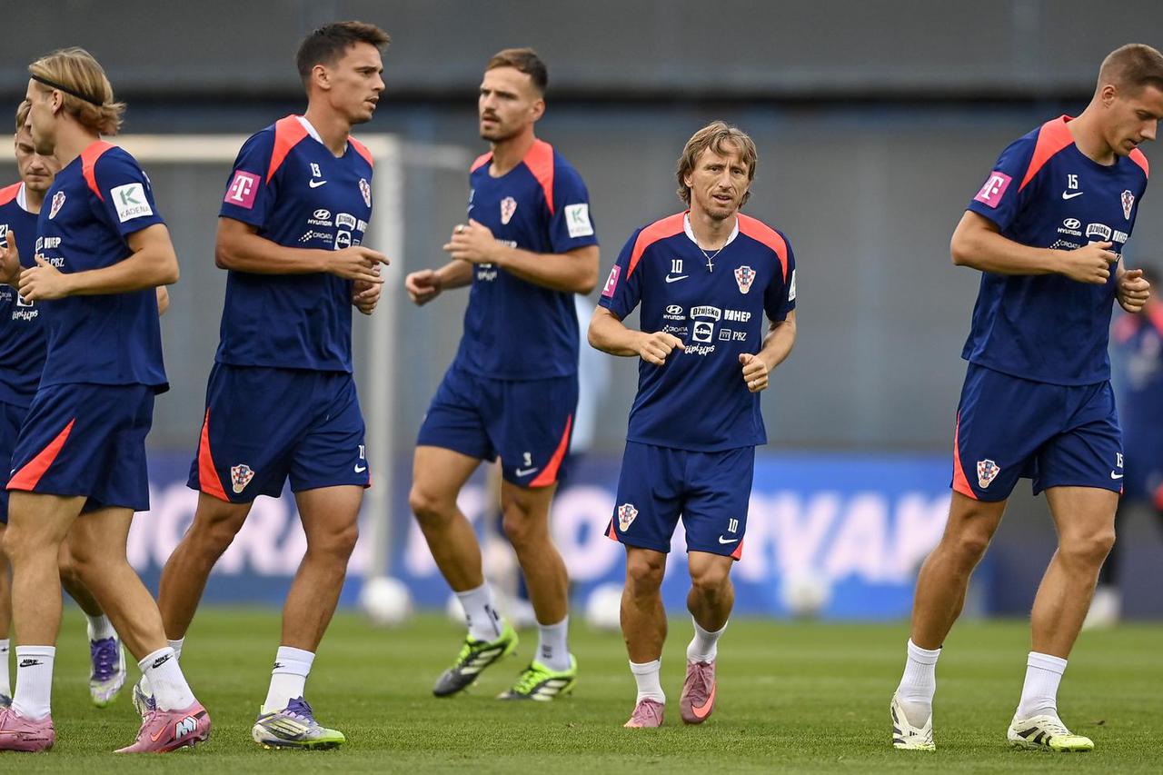 Zagrijavanje nogometaša Gibraltara i Hrvatske uoči utakmice kvalifikacija za FIFA Svjetsko prvenstvo