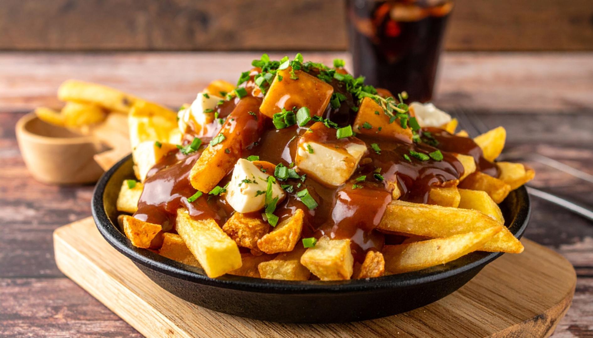 Poutine: Poutine je jedno od najpoznatijih kanadskih jela, a potječe iz Quebeca. Riječ je o kombinaciji prženih krumpirića, komadića mladog sira i toplog umaka, najčešće mesnog gravy umaka. Nije lagan obrok za sportaše neposredno prije utakmice, ali kao lokalni specijalitet svakako je jedno od jela koja turisti u Kanadi najčešće žele probati.