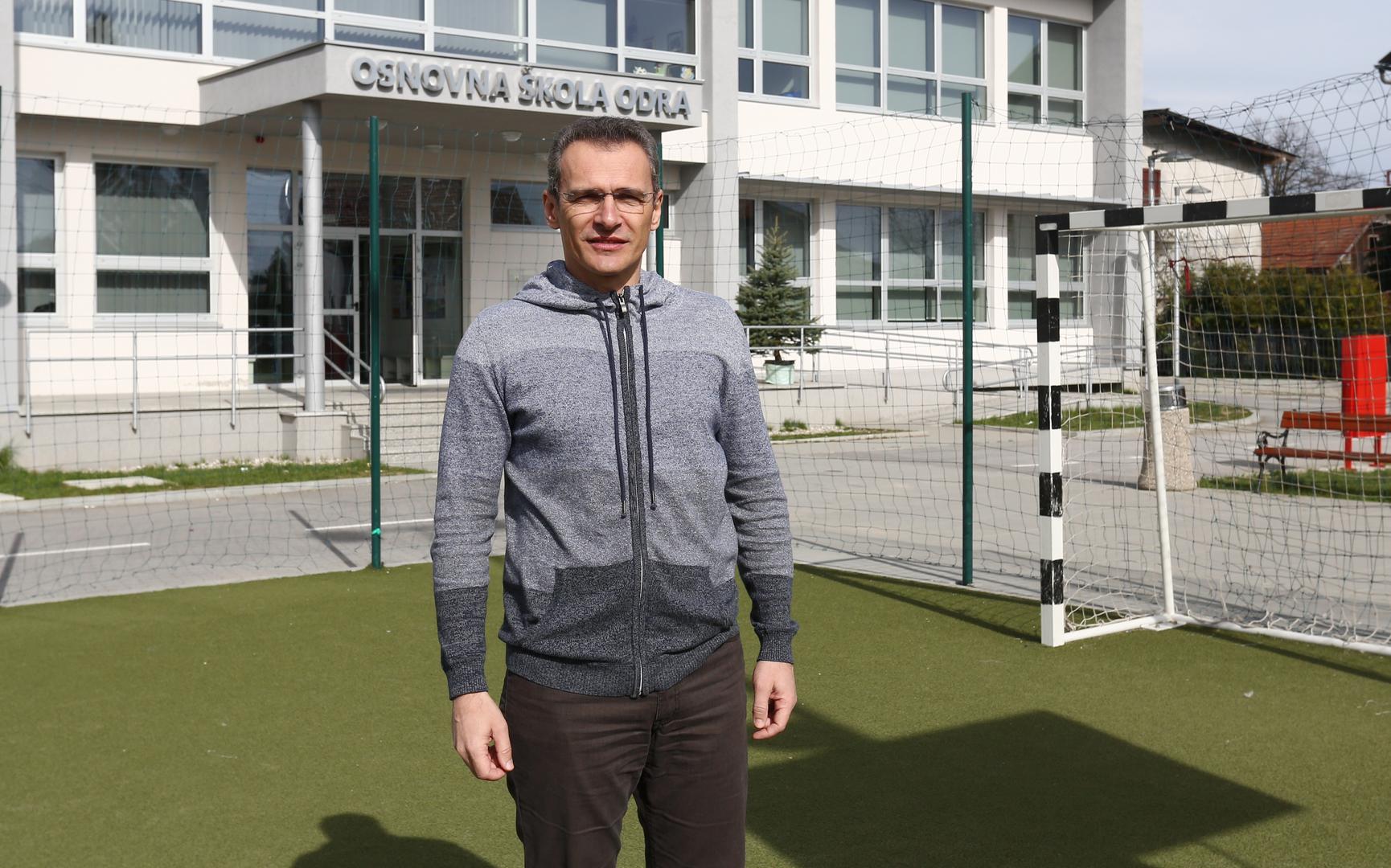 Za lijepog vremena tjelesni imaju na priručnom igralištu, ali je i ono premaleno, ističe ravnatelj Vatroslav Gabrić