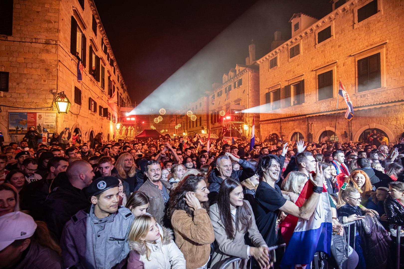 U pojedinim trenucima unutar gradskih zidina okupilo se gotovo 20.000 ljudi, što nadmašuje i broj posjetitelja na dočecima Nove godine.