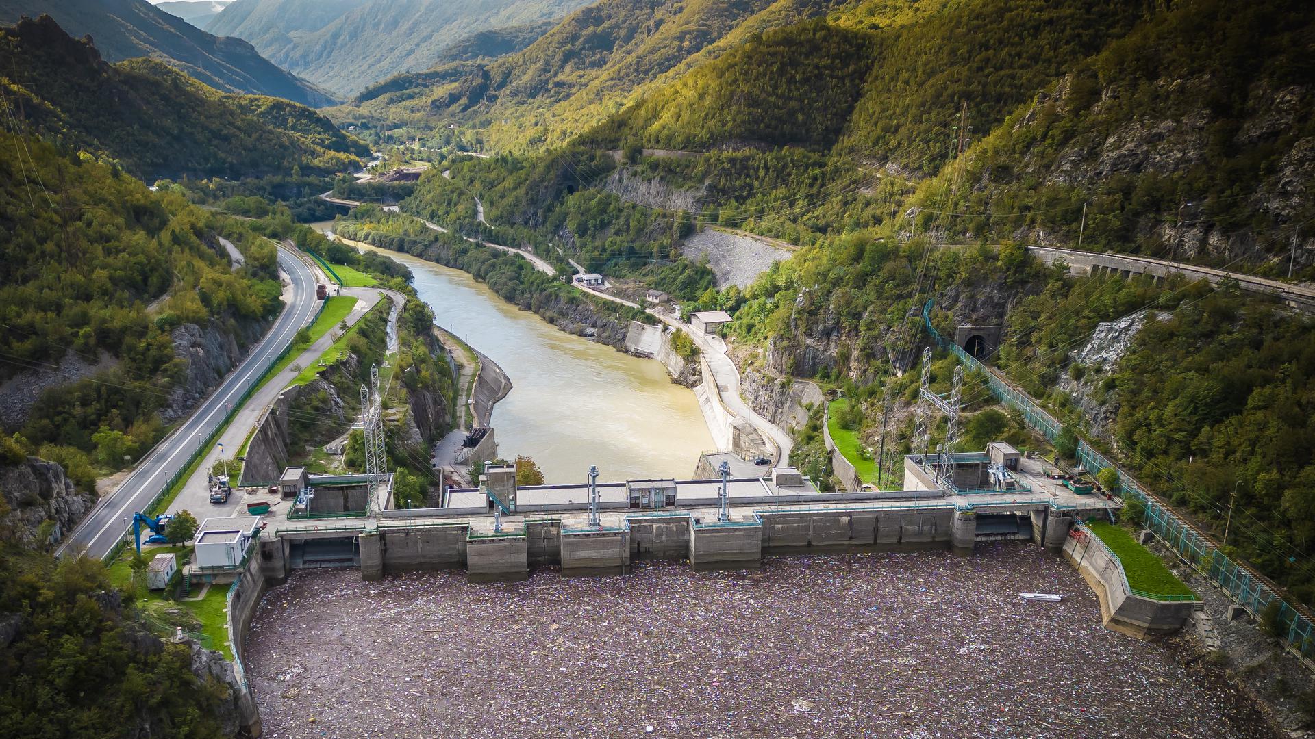Osim što zagađuje korito i obale Neretve, otpad ugrožava i ljudsko zdravlje jer se plastika raspada na mikroplastiku koju ribe konzumiraju misleći da je plankton. 