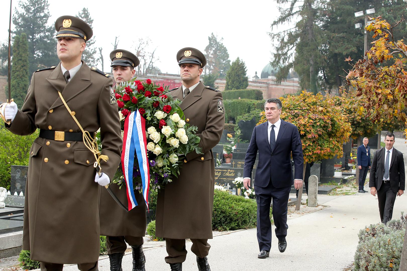 30.10.2020., Zagreb - Predsjednik Republike Zoran Milanovic polozio je vijenac i zapalio svijecu kod Sredisnjeg kriza u Aleji poginulih hrvatskih branitelja na gradskom groblju Mirogoj u Zagrebu povodom blagdana Svih svetih. Photo: Goran Stanzl/PIXSELL