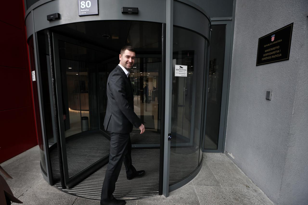 Ministar gospodarstva Davor Filipović rekao je kako je odluka grada Zagreba za poskupljenjem vode od 15 posto od 1. ožujka nezakonita
